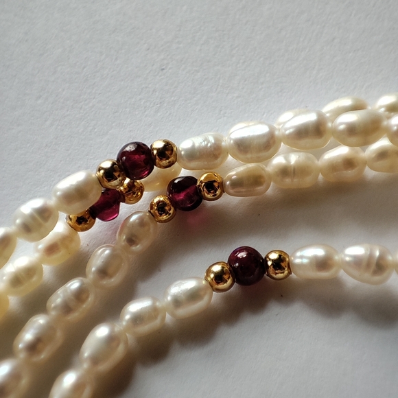 Pair of Gritty Cultered Pearl Bracelets Garnets Gold Tone Fancy Clasp EUC Pearls - Picture 3 of 12
